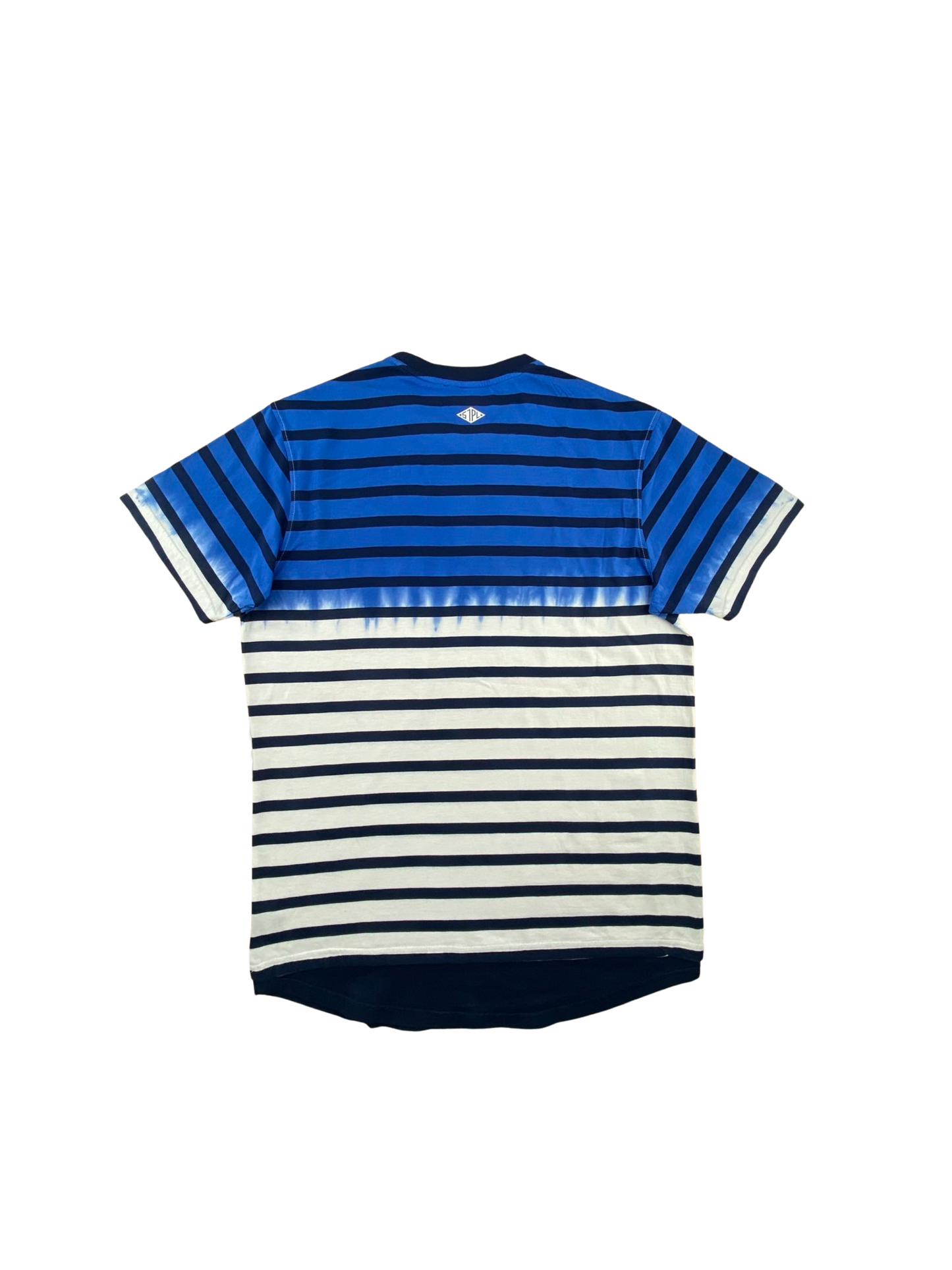 Auffälliges Batik Tee von Staple. Details: Kurzarm, T-Shirt mit Rundhalsausschnitt und farblich abgesetztem rundem Abschluss Gestreift mit Dip Dye Technik zusätzlich gebatikt. "Staple" Logo in weiß gestickte Taube auf der linken Brust und klein auf dem Rücken, im Nacken, Logo Applikation
