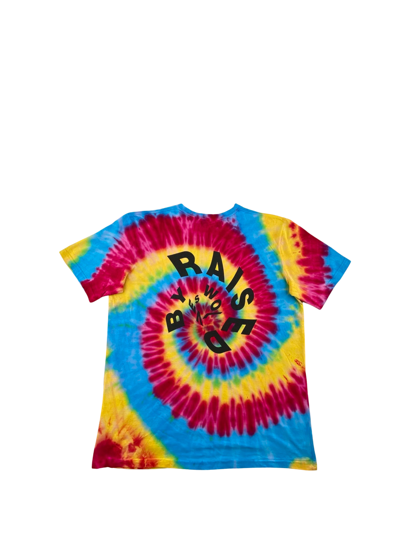 Auffälliges Batik Tee von Raised by Wolves. Details: Kurzarm, T-Shirt mit Rundhalsausschnitt Spiralförmige mehrfarbige Batik über das gesamte Tee "Raised by wolves" Schriftzug in schwarz, spiralförmig geprinted auf der linken Brust und groß auf dem Rücken.