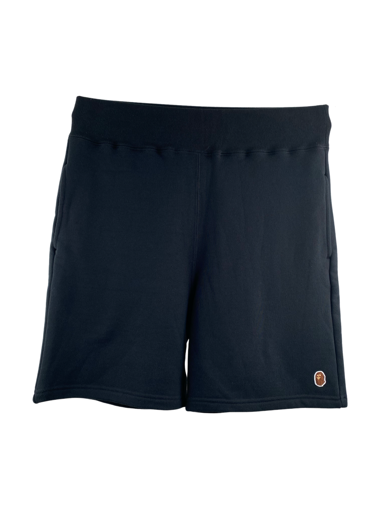 A Bathing Ape Shorts "One Point Sweat Shorts" -blackSweat Shorts von A Bathing Ape. Details: Kurze Hose mit bequemem Gummibund in der Taille und einem Kordelzug zum Festellen Passform: casual mit weitem Bein 2 Nahttaschen auf der Front und eine große aufgesetze Tasche hinten rechts mit Camo- Druck und Logo Patch an der Kante Ape Head Embroidery Logo Patch auf dem linken vorderen Hosenbein Material: 100% Baumwolle