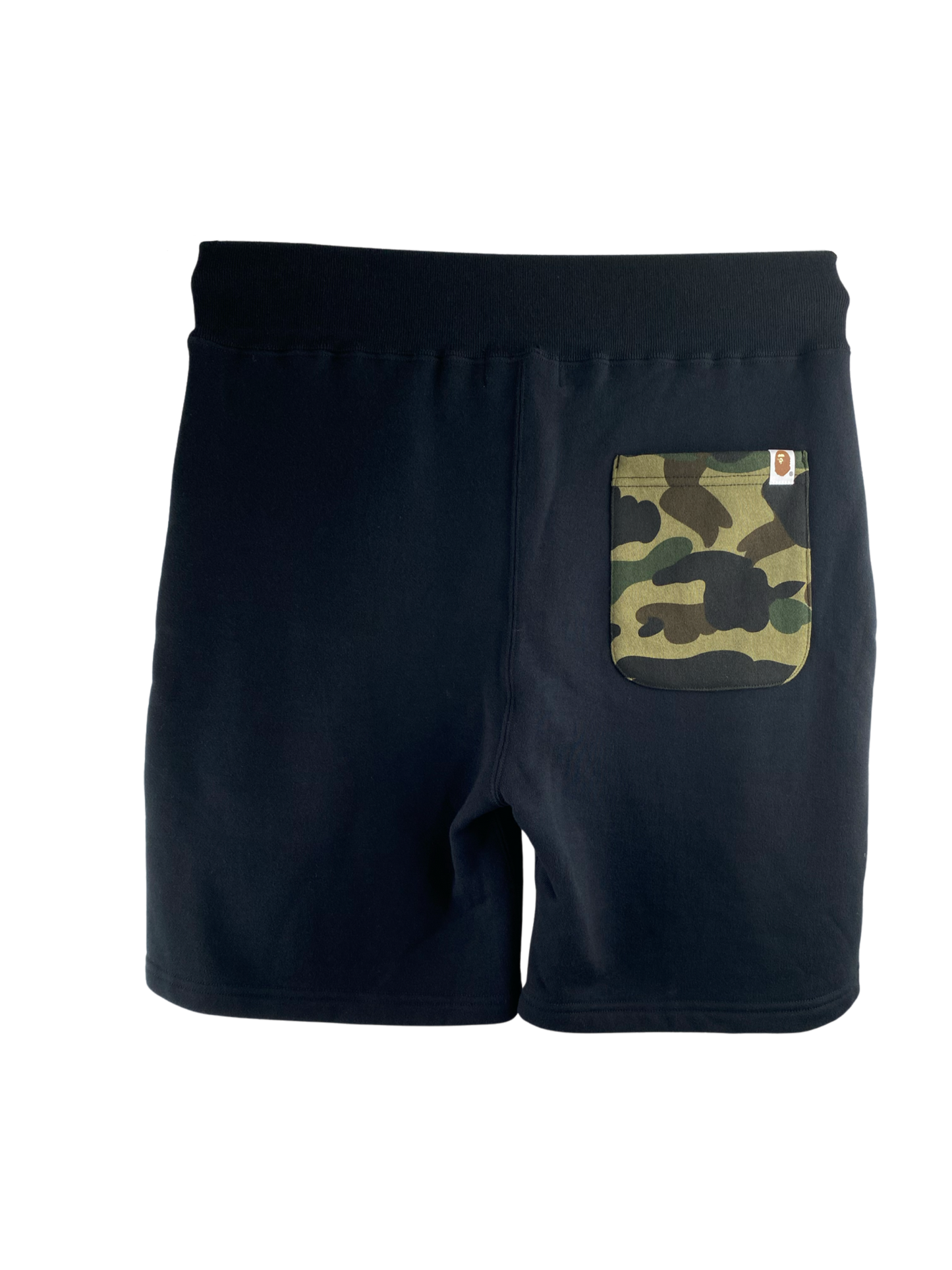 A Bathing Ape Shorts "One Point Sweat Shorts" -blackSweat Shorts von A Bathing Ape. Details: Kurze Hose mit bequemem Gummibund in der Taille und einem Kordelzug zum Festellen Passform: casual mit weitem Bein 2 Nahttaschen auf der Front und eine große aufgesetze Tasche hinten rechts mit Camo- Druck und Logo Patch an der Kante Ape Head Embroidery Logo Patch auf dem linken vorderen Hosenbein Material: 100% Baumwolle