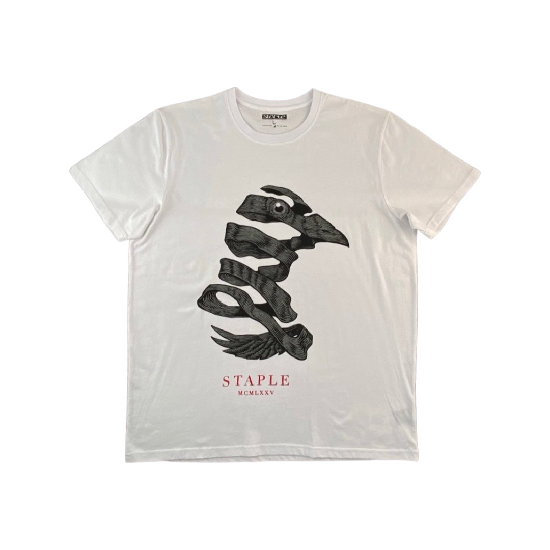 Kunstvolles Tee von Staple, MC. Escher lässt grüßen Details: Kurzarm, T-Shirt mit Rundhalsausschnitt. u Taube im MC Escher Design aufgewickelt.Staple Tee "MCMLXXV" -white