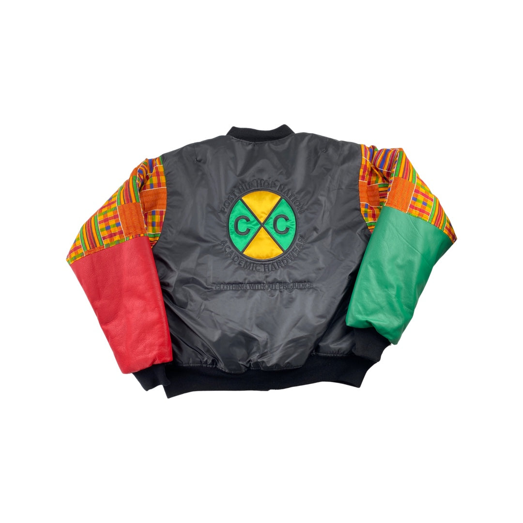 Cross Colours Jacke "Ya Dig"-multi,Iconic Jacke von Cross Colours. Details: Massiver 2 Wege Reißverschluss vorne in der Mitte. Strickbündchen an Arm und Kragen 2 Klappentaschen mit Druckknopf auf dem Vorderteil. beide Seiten: Innentasche mit Druckknopf Schwarzer Body mit knallorangen Futter und bunten Armen, die untere Hälfte der Ärmel ist aus kräftigem Leder. Auf dem Rücken großes "Cross Colours" Logo Linke Brustseite "Cross Colours" Logo Aufnäher.