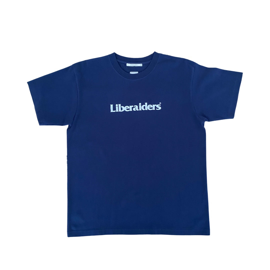 Liberaiders Tee "Liberaiders"-navy,Liberaiders Streetwear in einem Logo Tee. Details: Blau mit weißem Logo"Liberaiders"Print auf der Brust. Rundgewebt ohne Seitennähte, das ist Komfort. Gewebtes Liberaiders Logo-blaues Dreieck, mittig auf der hinteren Saumkante. Kunststoff Patch Liberaiders Logo auf der linken Brust Gewebtes "Destination Unknown"und "Liberaiders"Patch im Halsausschnitt. "Destination Unknown"-Print vordere linke Saumkante