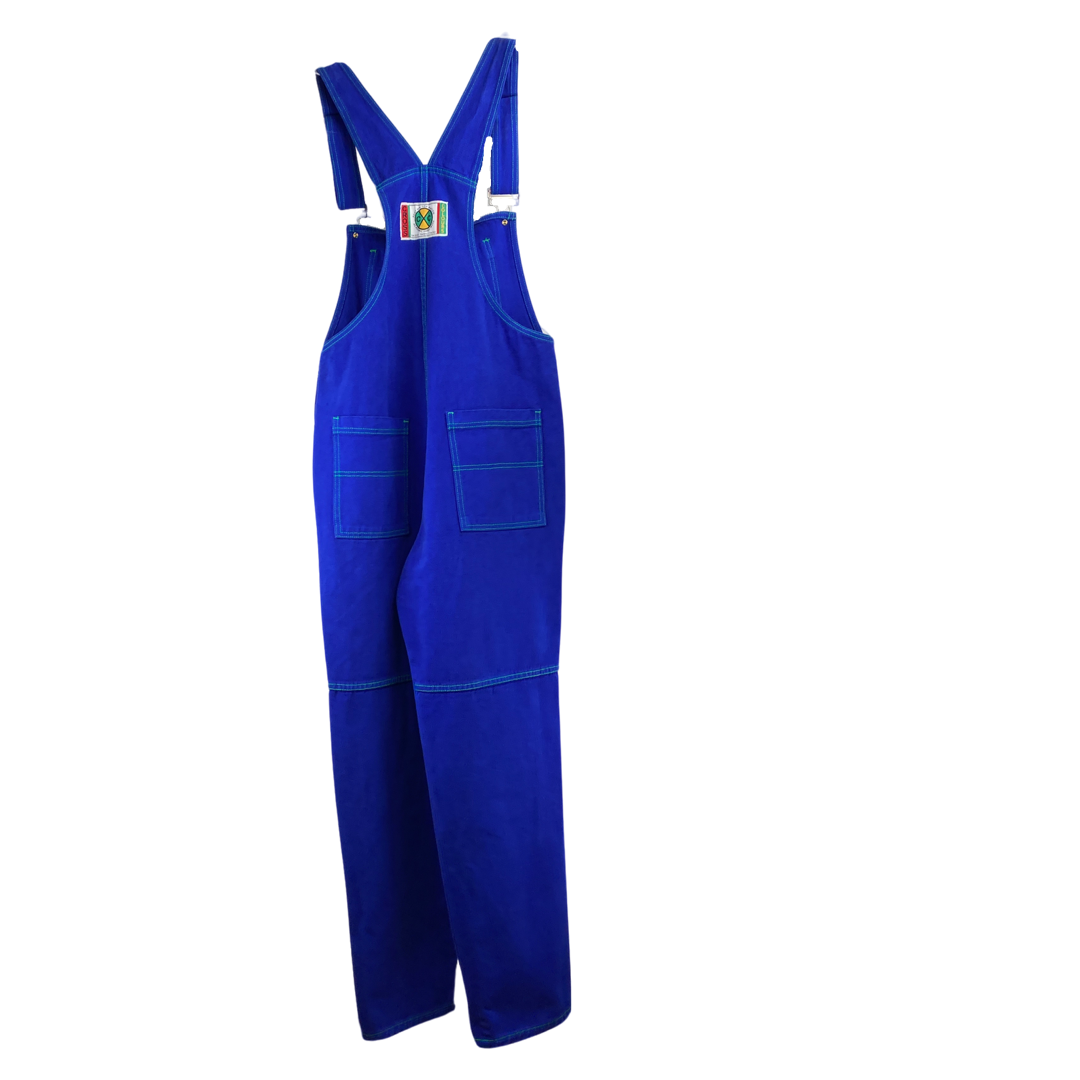 Cross Colours Hose "Classic Brushed Twill Overalls" -cobalt blueLässige Latzhose in royalem Kobaltblau von Cross Colours. Details: Klare Schnittführung mit geradem Bein, schräge Eingriffstaschen vorne, hinten 2 große aufgesetzte Taschen. Gerader Latz mit Taschen. Innenbein ca. 83cm, Bundweite: ca.96cm Kobaltblau mit grünen Nähten, bunt emaillierten Branding-Knöpfen Passform: regular Material: 100% Baumwolle