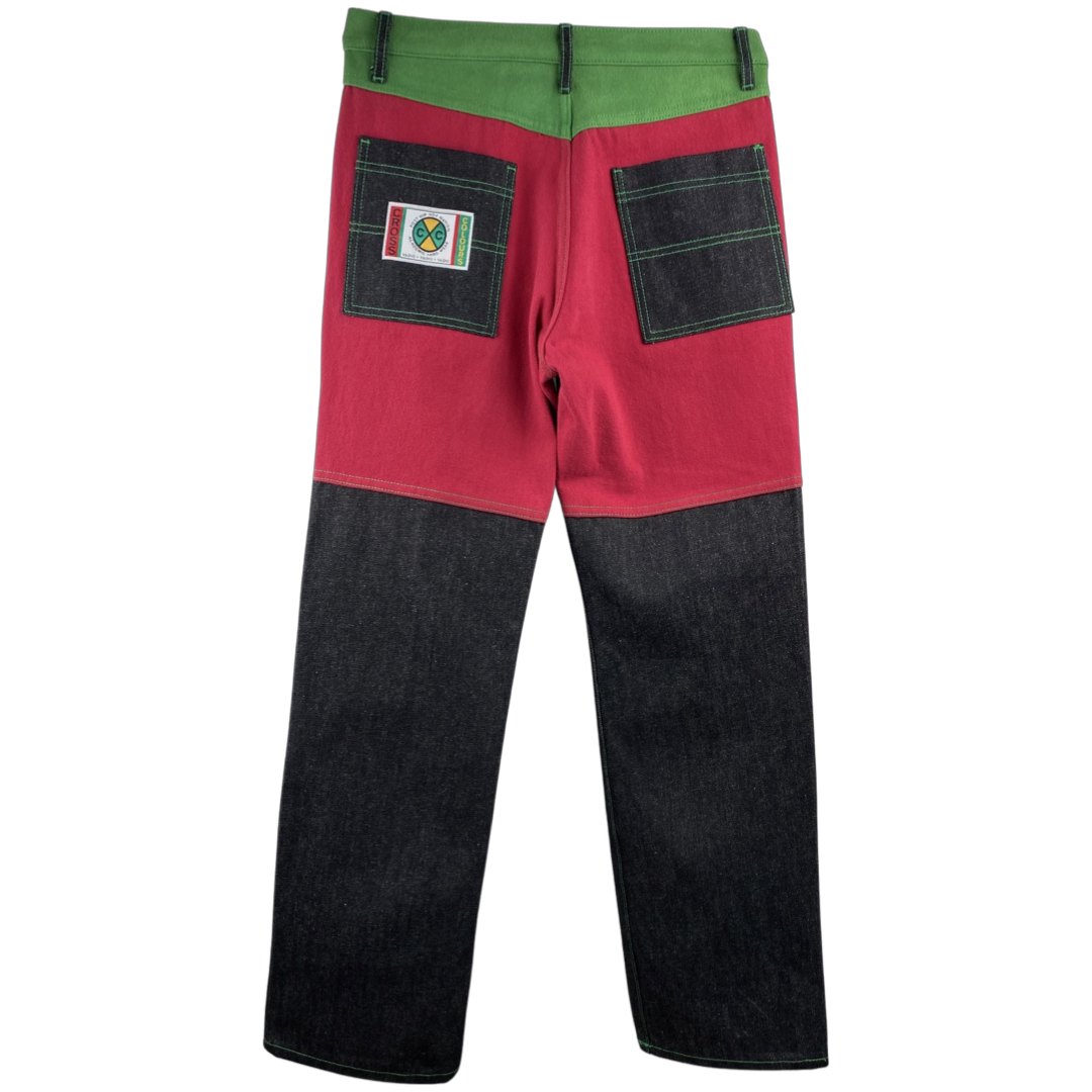 Cross Colours Hose "Color Block Suede Wash Jeans" -black/red/greenColor Block Jeans von Cross Colours. Details: Klare Schnittführung mit unterschiedlichen Stoffen, mit geradem Bein, schräge Eingriffstaschen vorne, hinten 2 große aufgesetzte Taschen. Jeansgröße: W30 Passform: regular Material: 100% Baumwolle