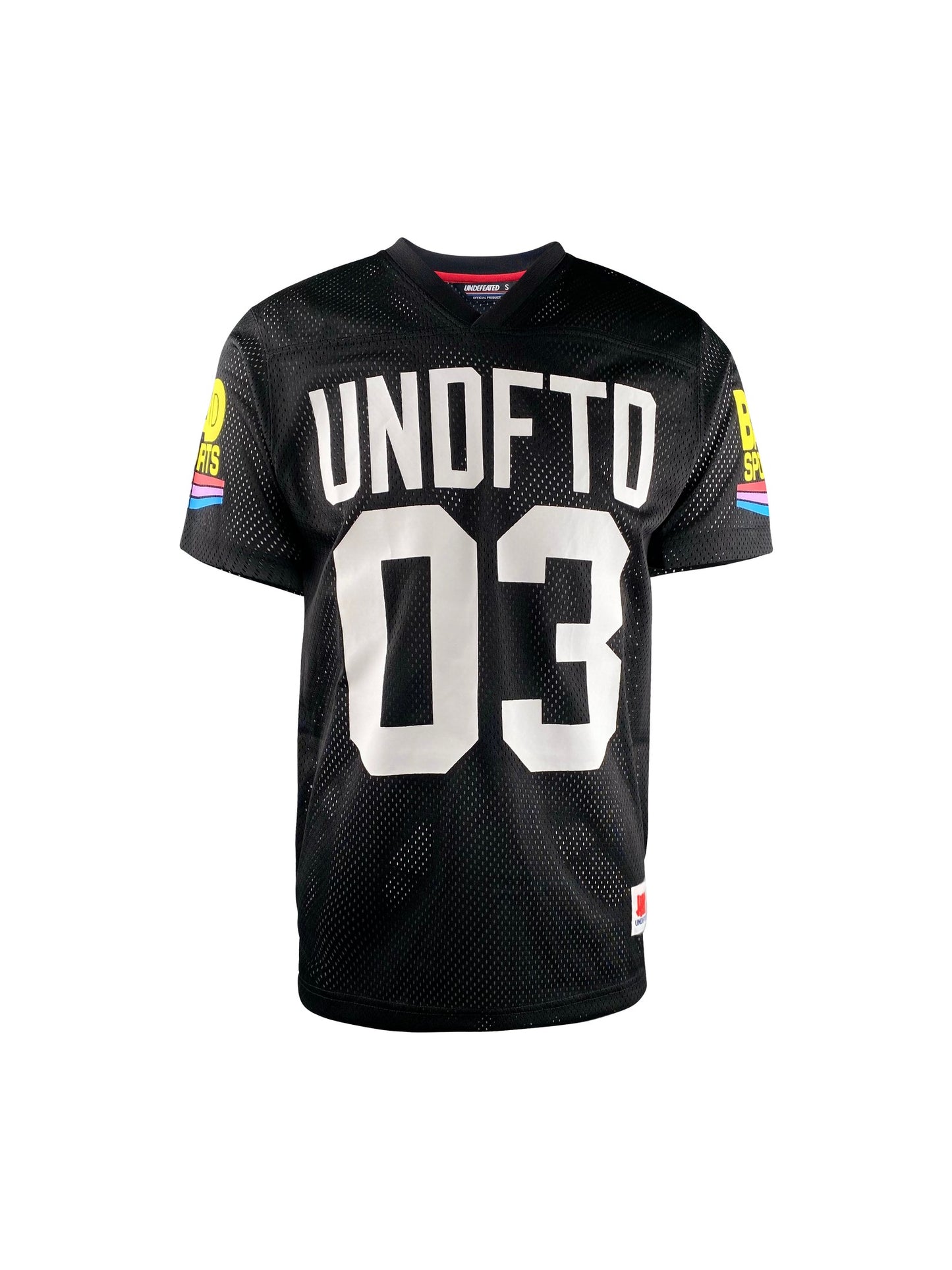 Cooles Mesh Sport Tee im Trikotstyle von Undefeated. Details: Kurzarm, V-Asuschnitt Feste Meshware in schwarz, all over Print in weiß, mit farblichen Akzenten in rot, blau, lila, gelb Linke Seite gewebtes Logo mit " sport is war" Spruch Mesh Sport Tee im Trikotstyle von Undefeated. Bad Sports Serie