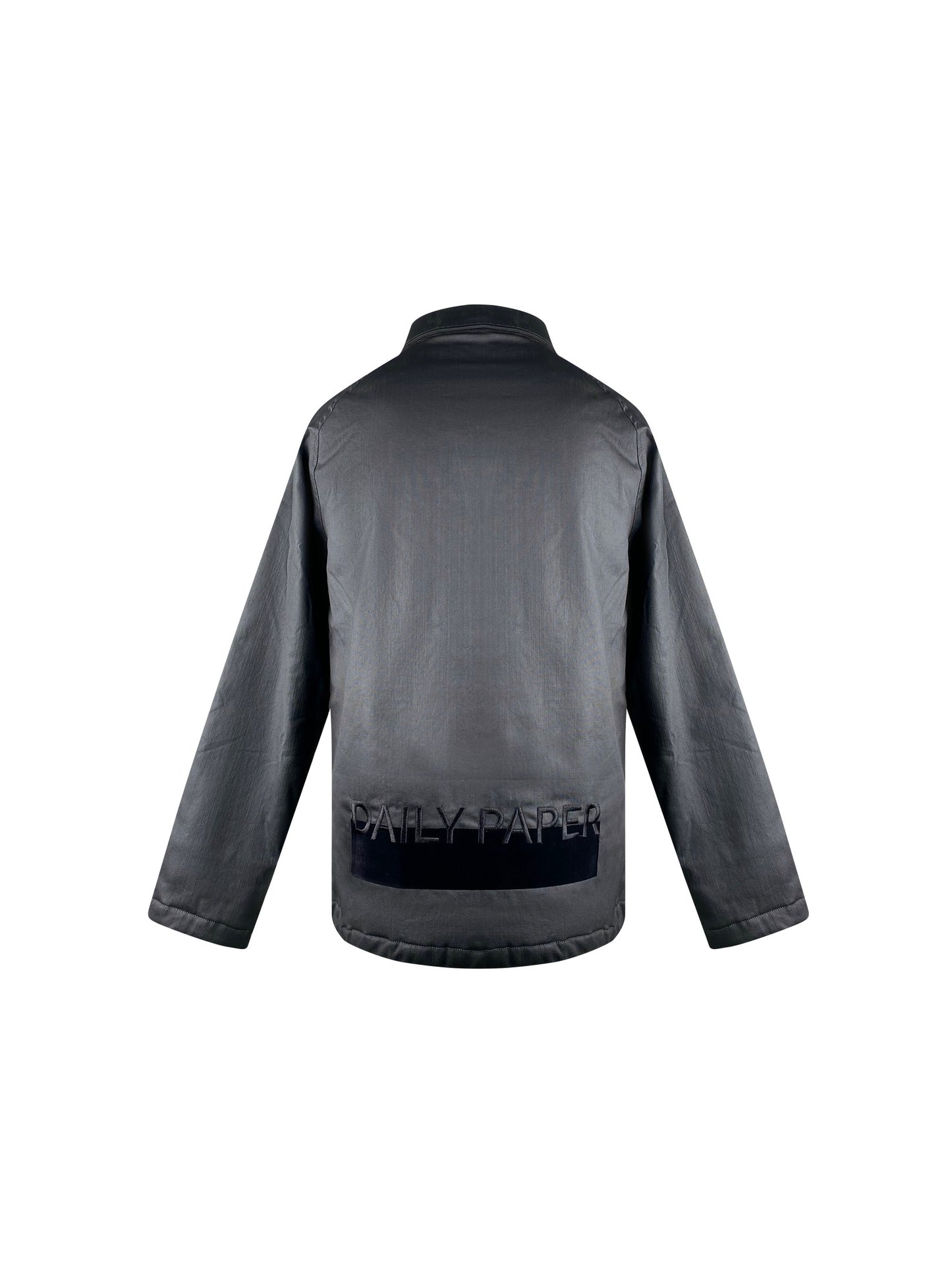 Daily Paper Jacke "Wax" -blackLieblingsjacke von Daily Paper. Details: Die Jacke hat eine glatte Oberfläche wie gewachst. Eine Jacke mit Raglanärmeln und Kragen 2 Brusttasche als Blasebalgtaschen mit RV und Druckknöpfen 2 große geräumige Leisten-Taschen seitlich, Innentasche linke Seite Silberfarbener RvV mit Logo am Zipper Oberstoff:Schwarz, Futter: schillernd in türkis/violett Auf der Rückseite befleckter Streifen mit großer Logo "Daily Paper" Stickerei Passform:regular