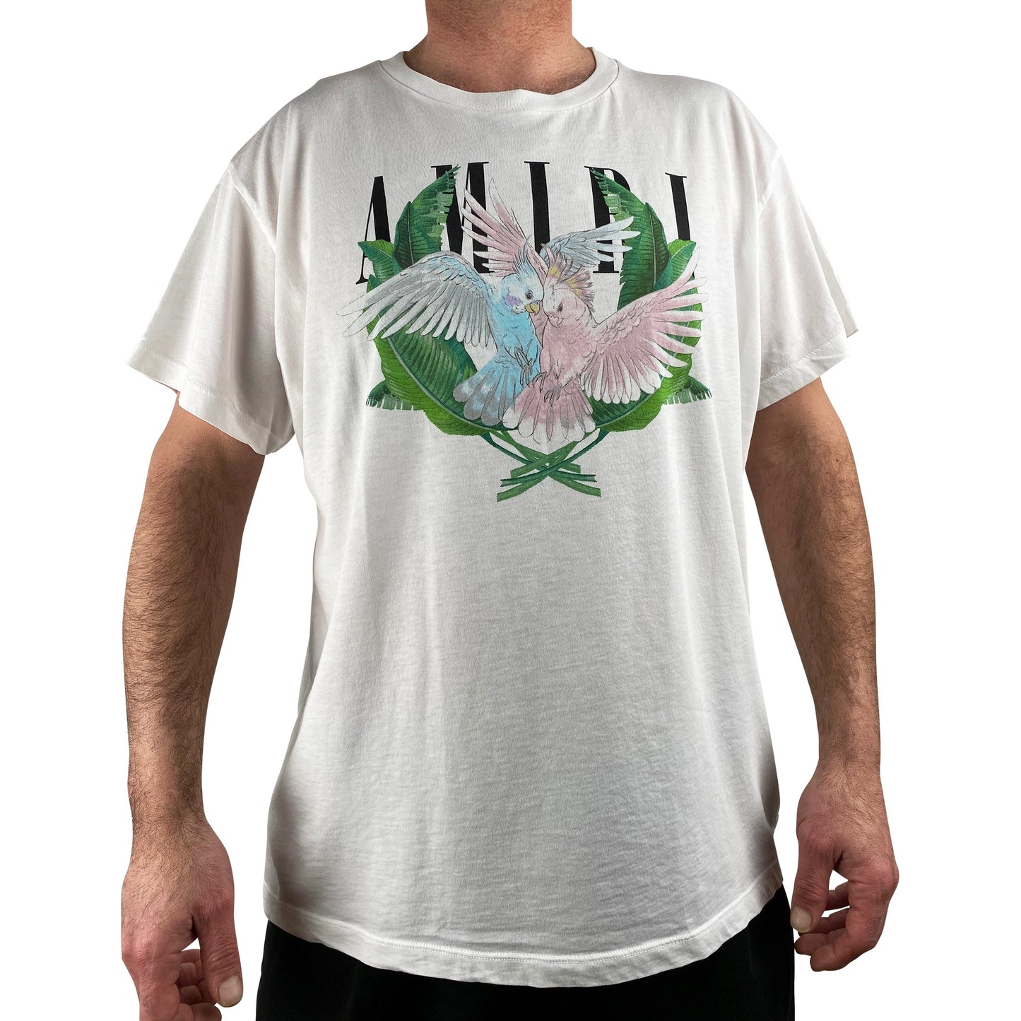 Amiri Tee "Lovebirds" -whiteSo lovely, das Lovebirds Tee von Amiri. Details: Kurzarm, Rundhalsausschnitt weiß mit Logo Print in schwarz und farbigem Print "Lovebirds" darüber Passform: loose fit Material: 100% Baumwolle