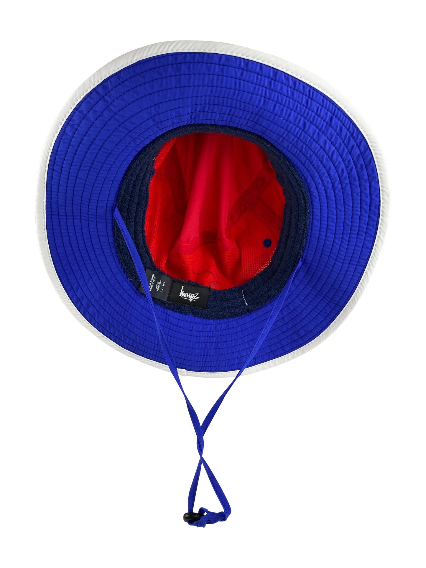 Stüssy Hat "3Tone Bucket Hat" -redLeichter cooler Bucket Hat von Stüssy. Details: "STUSSY international"-Logo gestickt Der Hut ist so gearbeitet Unisex rot, weiss, blau Größe S/M Umfang: ca. 56,5cm, Kopfhöhe: ca. 8,5cm, Krempe: 7,5cm Material: 100% Nylon Pflegehinweise: nicht waschen, nicht bleichen und nicht im Trockner trocknen lassen, bei Flecken mit feuchtem Tuch abwischen