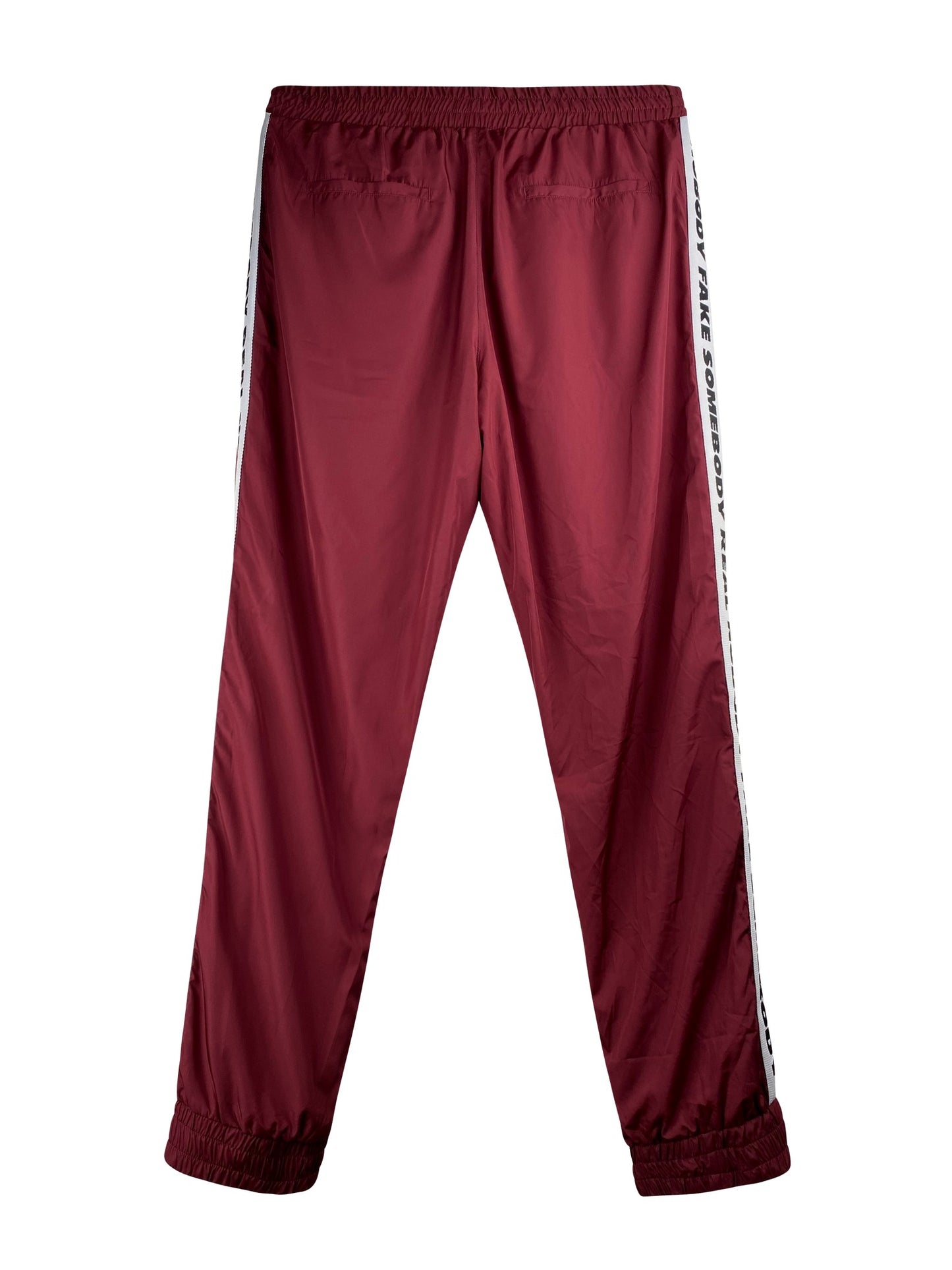 Wood Wood Hose "Robby Trousers" -dark redEdle, weiche, pflegeleichte Joggerpant von Wood Wood. Details: Lange Hose mit breiten, weichen durchgesteppten Gummi-Bündchen-Abschluss an Beinen und Bund. Ganze Hose mit weichem Meshfutter gefüttert. Vorne seitl. Leisteneingriffstaschen mit Reißverschluss, hinten 2 Leistentaschen. Seitl. Galonband mit "Nobody Fake Somebody Real Nobody Fake Somebody....." Passform: regular fit Material: 100% Polyester, Meshfutter: 100% Polyester