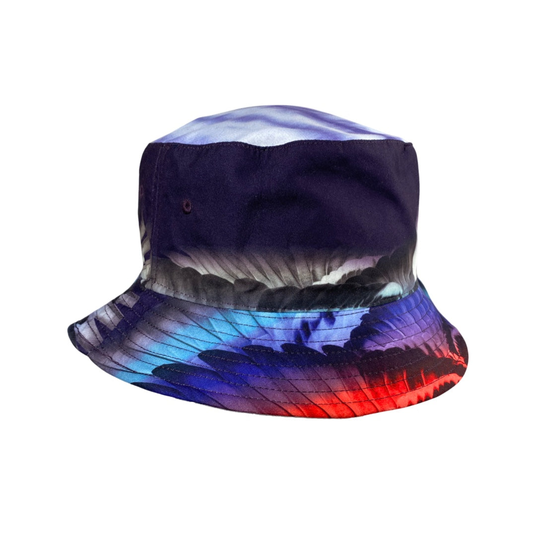 Anglerhut von Staple, dunkelblau mit starkfarbigen abstrakten Taubenflügelimpressionen in hellblau, rot und grauen Tönen