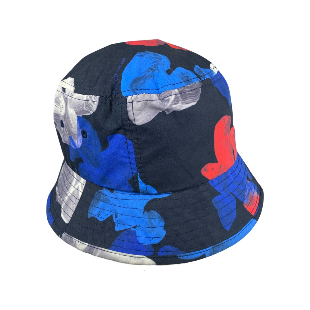 Bucket Hat von WOOD WOOD. Details: Allover Blüten Print Unisex Schwarz/Blau/Rot/Weiß OS Umfang: ca. 62cm, Kopfhöhe: ca. 9cm Material: 100% Polyester,WOOD WOOD Bucket Hat “Paradinski”- black/multi,Allover Blüten Print Unisex Schwarz/Blau/Rot/Weiß