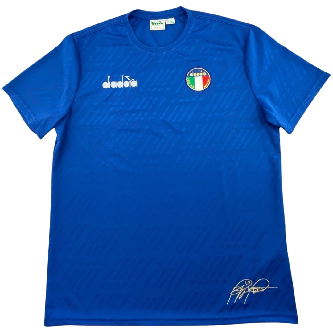 Diadora Tee "Athletes" -blueDas Sport Tee von  Diadora.   Details:   Kurzarm, Rundhalsausschnitt  blau mit eingewebtem Muster und verschiedenen Applikationen und Stickereien Passform: regular fit, 120cm Brustbreite Material: 100% Polyester