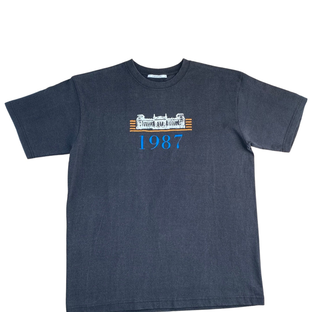 Liberaiders Tee "1987" -blackDieses romantische Tee von Liberaiders zieht einen wirklich in die Zeit zurück, geht man die Setlist auf dem Rücken durch.  Details:   Verwaschenes Schwarz mit Print auf der Brust und über den ganzen Rücken.  Rundgewebt ohne Seitennähte, das ist Komfort. Gewebtes Liberaiders Logo-blaues Dreieck, mittig auf der hinteren Saumkante. Gewebtes "Destination Unknown"und "Liberaiders"Patch im Halsausschnitt. Passform: Casual Brustbreite:116cm Material: 100% Baumwolle