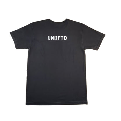 Undefeated Tee "Military Alphabet Tee" -black, schwarzes T-Shirt von Undefeated mit Funkeralphabet in weiss gedruckt, Rückseite mit undefeated getagged