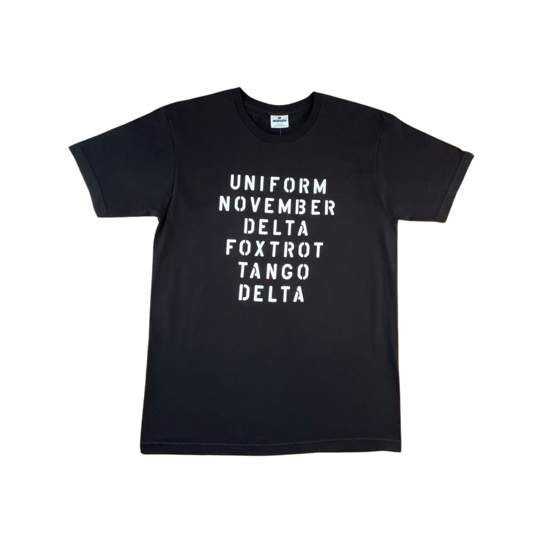 Undefeated Tee "Military Alphabet Tee" -black, schwarzes T-Shirt von Undefeated mit Funkeralphabet in weiss gedruckt