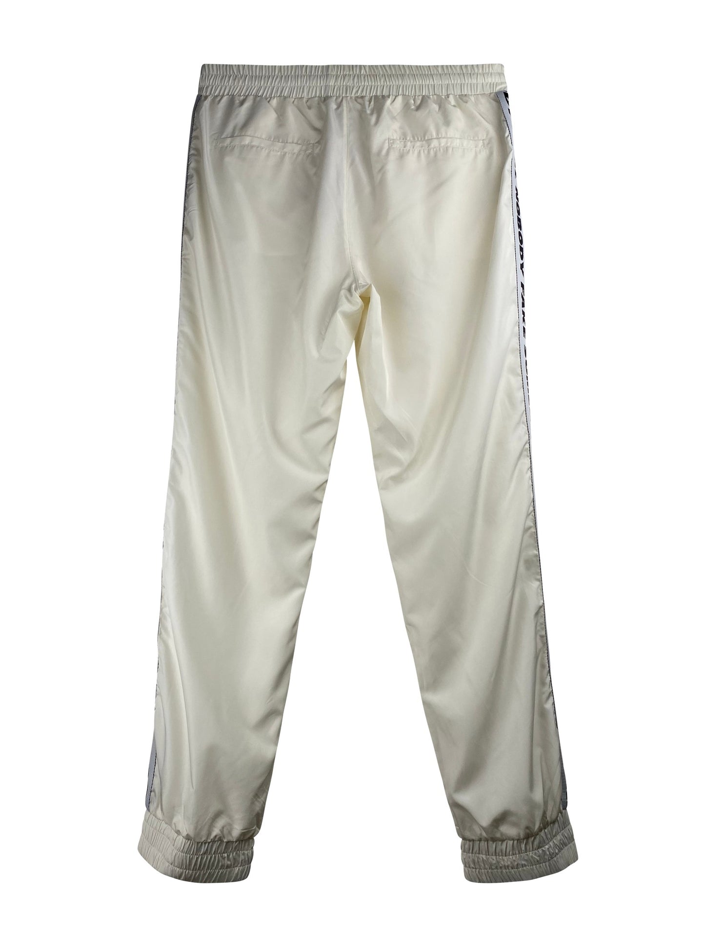 Wood Wood Hose "Robby Trousers" -off whiteEdle, weiche, pflegeleichte Joggerpant von Wood Wood. Details: Lange Hose mit breiten, weichen durchgesteppten Gummi-Bündchen-Abschluss an Beinen und Bund. Ganze Hose mit weichem Meshfutter gefüttert. Vorne seitl. Leisteneingriffstaschen mit Reißverschluss, hinten 2 Leistentaschen. Seitl. Galonband mit "Nobody Fake Somebody Real Nobody Fake Somebody....." Passform: regular fit Material: 100% Polyester, Meshfutter: 100% Polyester 