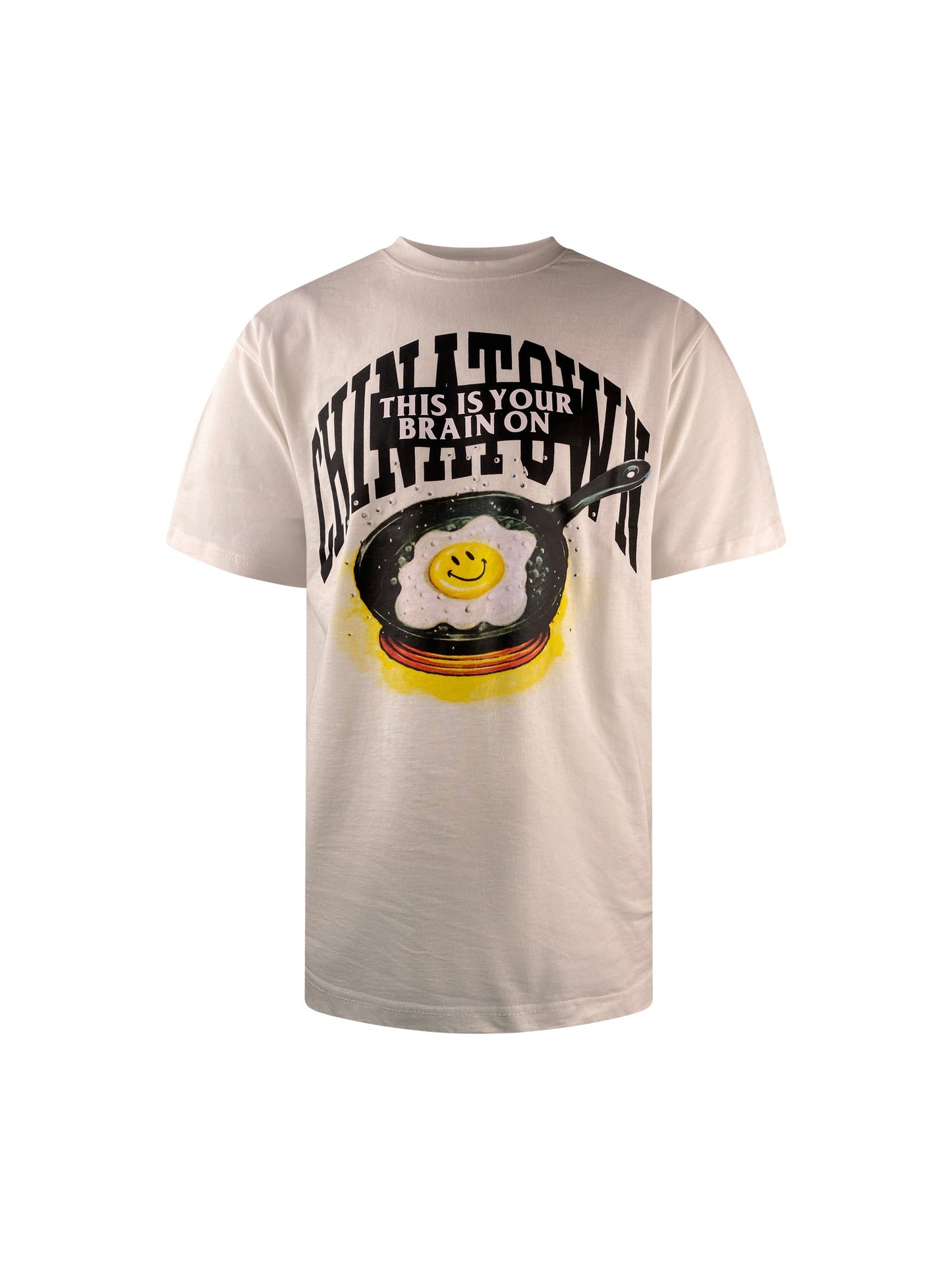 Chinatown Market Tee „This Is Your Brain On“ -white
